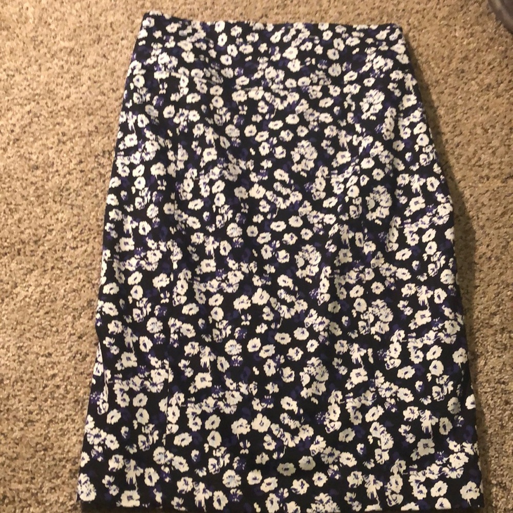 Express flowered pencil skirt size 6.